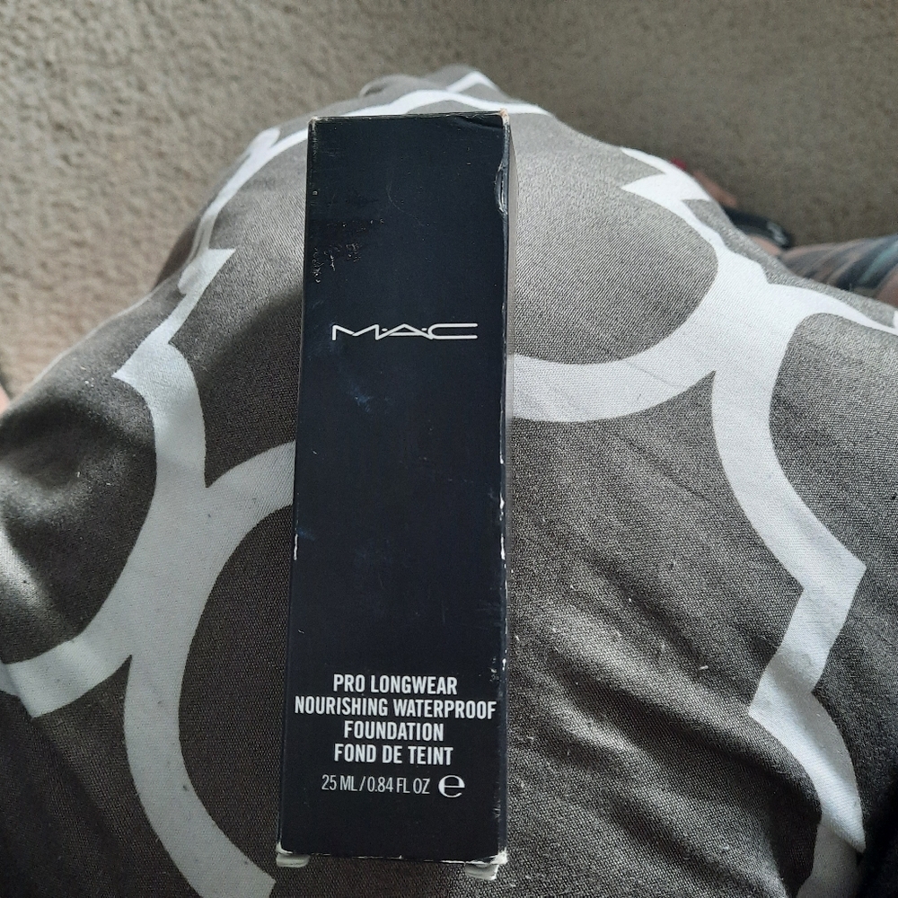 Mac Pro Longwear Waterproof Foundation